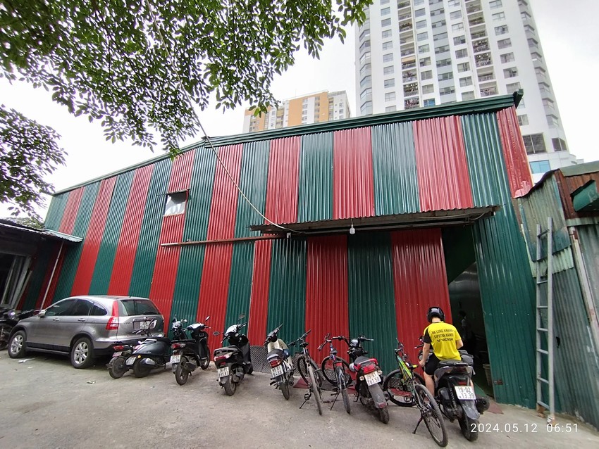 Sân lợp tôn nên khá bí