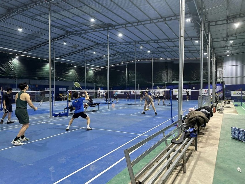 Sân có khu vực ghế chờ thoải mái