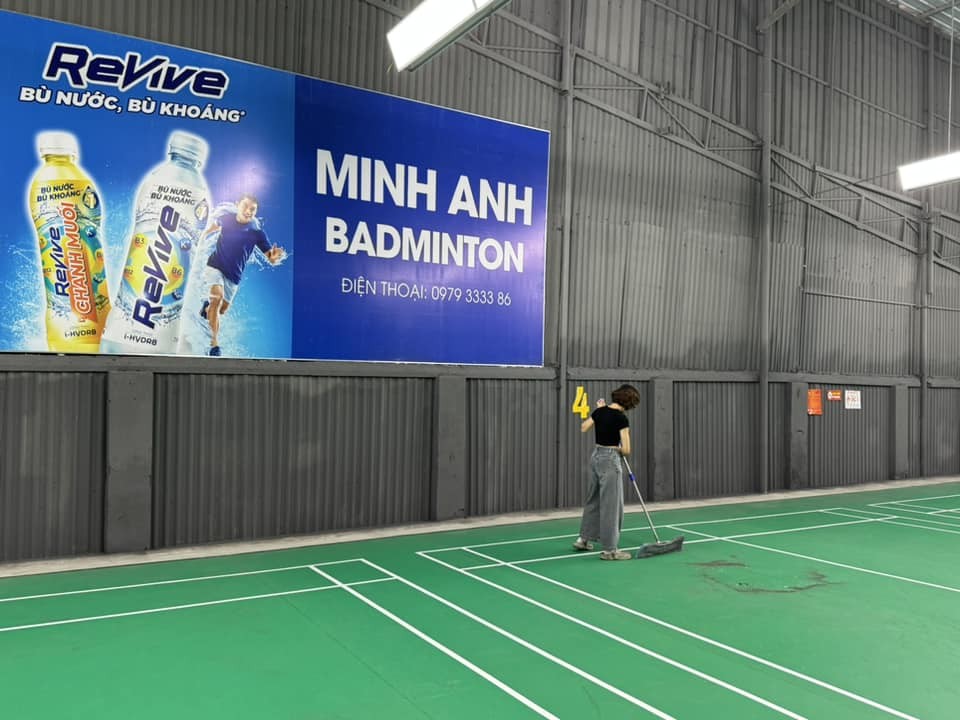 Cảnh quan chung của sân cầu lông Minh Anh với các sân thi đấu được bố trí ngăn nắp