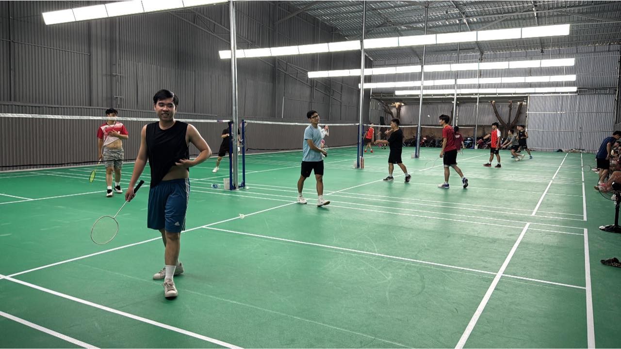 Người chơi nghỉ ngơi và trò chuyện tại khu vực sảnh chờ của sân cầu lông Minh Anh