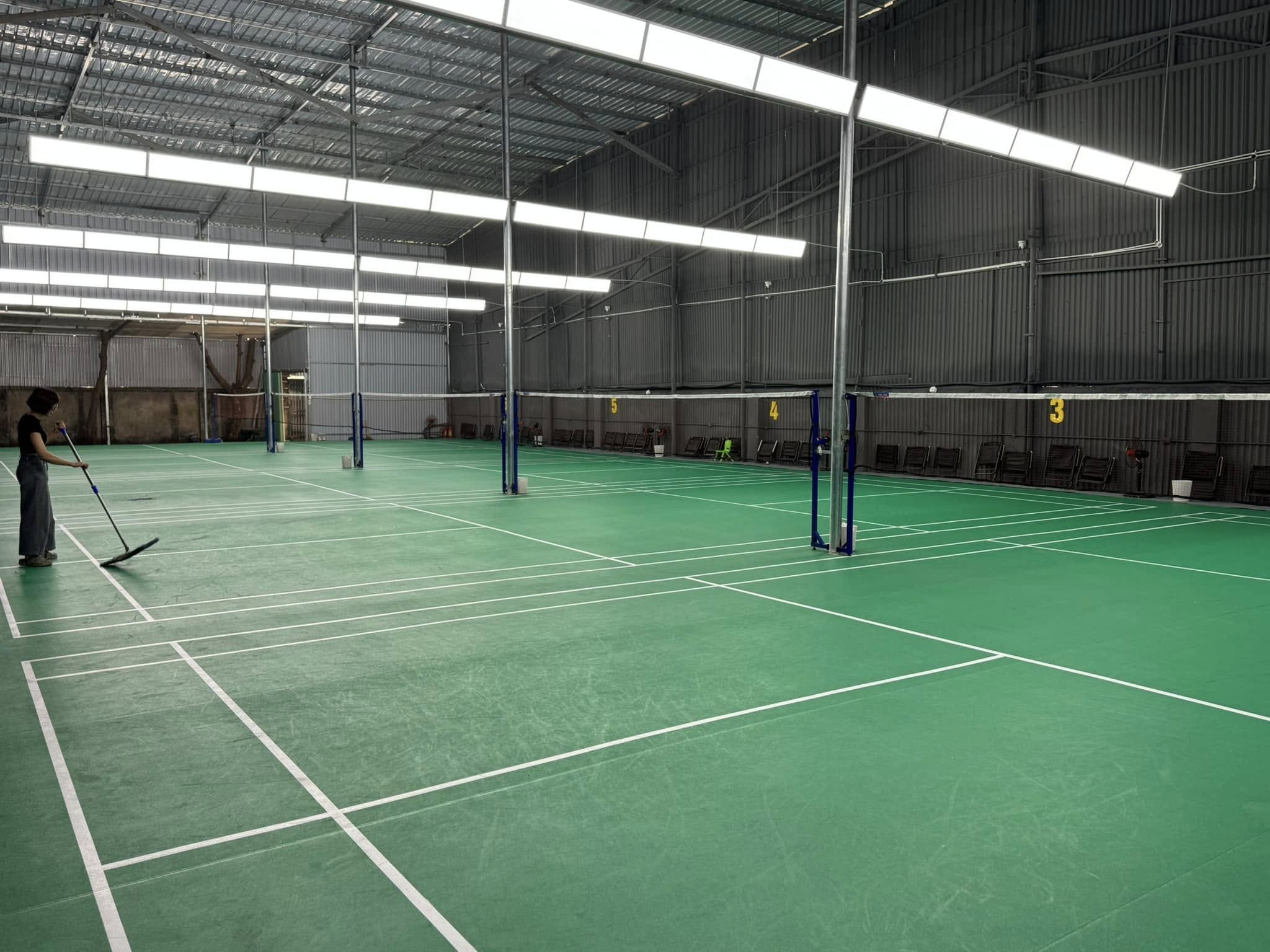 Người chơi đang thi đấu trên sân cầu lông Minh Anh