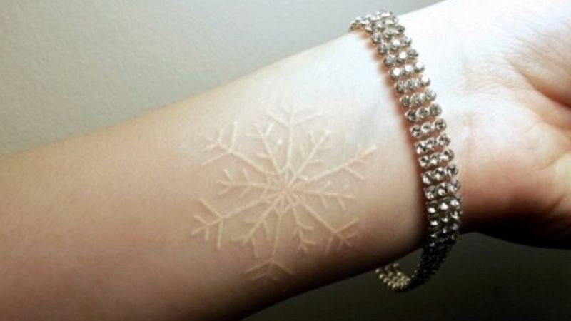 Hình xăm bông tuyết bằng mực trắng