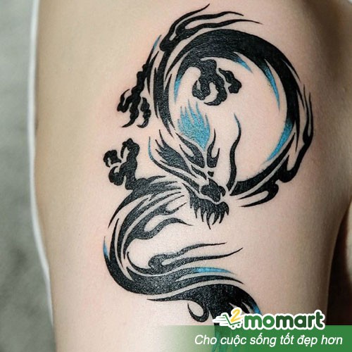 Cảnh một người đàn ông với hình xăm rồng trên cánh tay