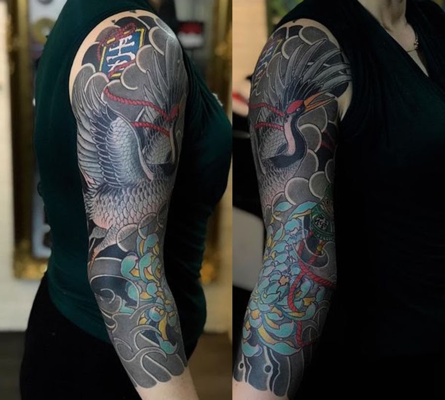 Hình xăm chim hạc với màu trắng và đen, thể hiện sự thanh tao và trường thọ