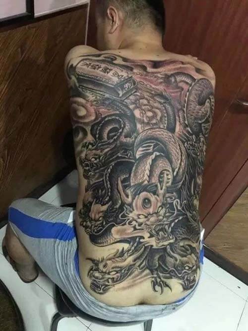 Chín con rồng hùng vĩ đang nâng đỡ một cỗ quan tài