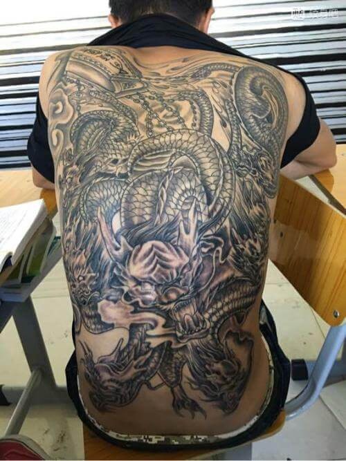 Một hình ảnh rồng cuộn xoắn đầy uy lực