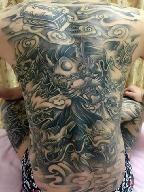 Một thiết kế hình xăm rồng và quan tài với phong cách truyền thống