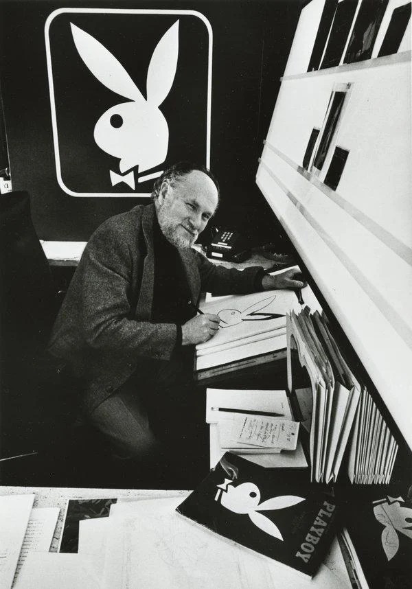 Art Paul khi còn là giám đốc sáng tạo của Playboy và biểu tượng chú thỏ mang tính biểu tượng do ông tạo ra