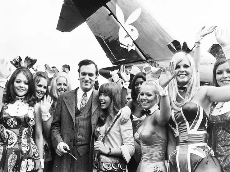 Ông chủ Playboy Hugh Hefner cùng dàn người mẫu của tạp chí và chiếc chuyên cơ riêng in logo hình thỏ