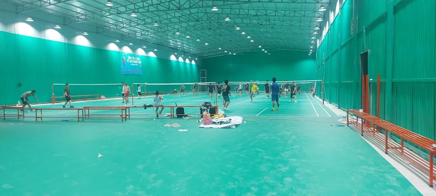 Ghế ngồi được bố quanh sân để người chơi nghỉ ngơi