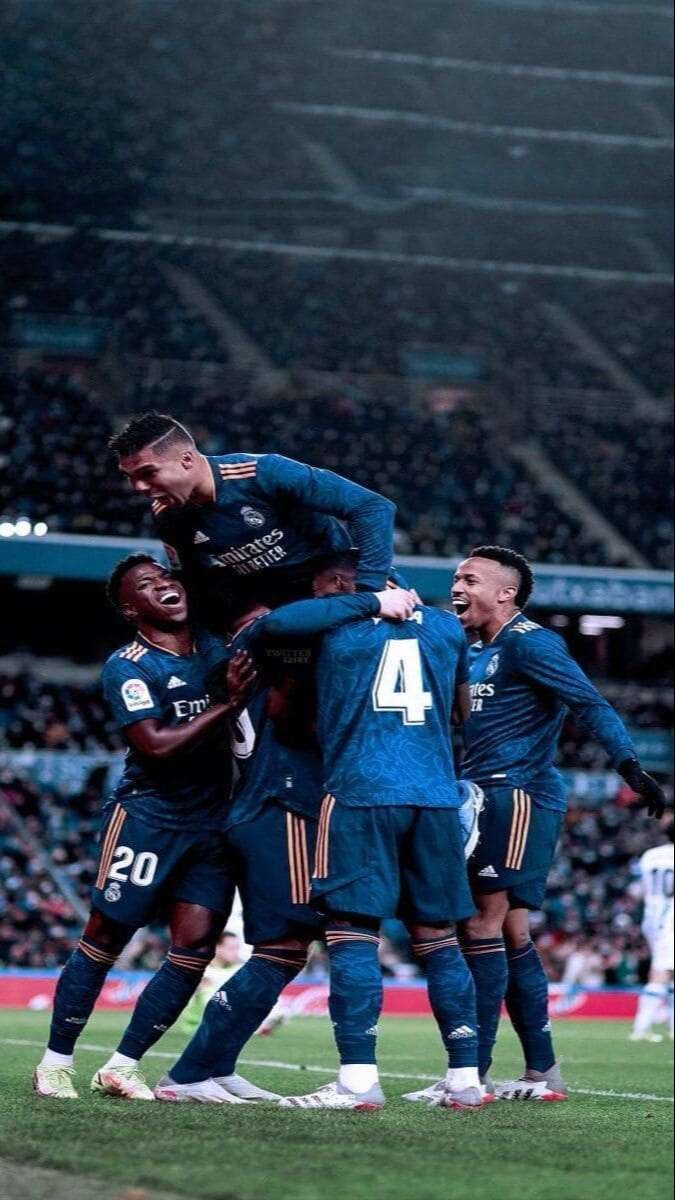 Một cầu thủ đang thể hiện kỹ thuật cá nhân điêu luyện, làm nên những pha bóng đẹp mắt