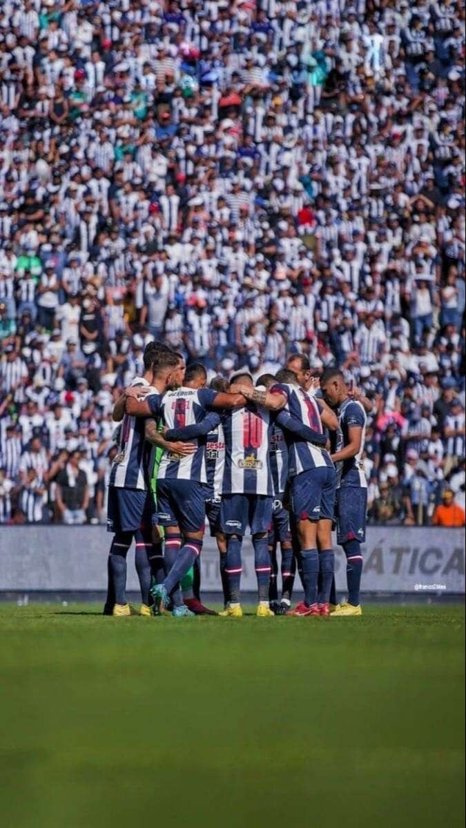 Hình ảnh cận cảnh một cầu thủ đang rê bóng khéo léo, vượt qua nhiều đối thủ