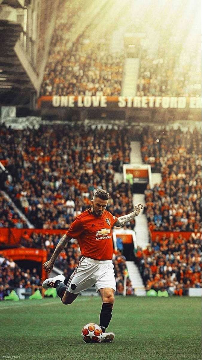 Một cầu thủ bóng đá với phong cách thi đấu mạnh mẽ và quyết đoán