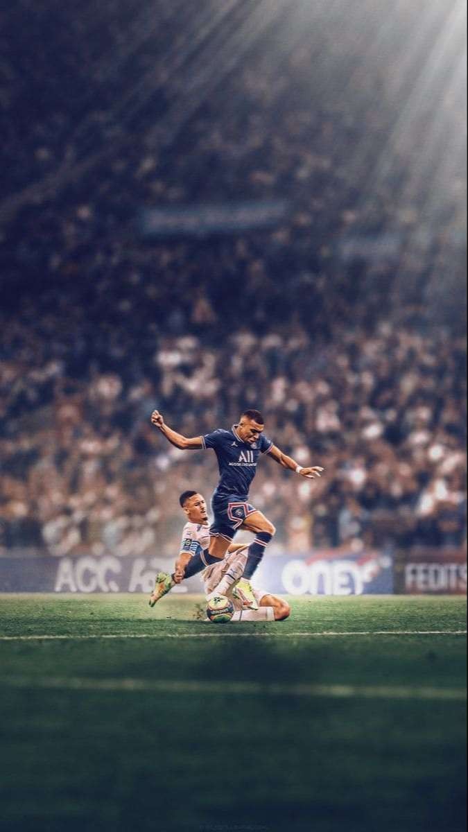 Một tuyển thủ bóng đá nổi tiếng với nụ cười rạng rỡ, thể hiện sự tự tin và phong độ đỉnh cao