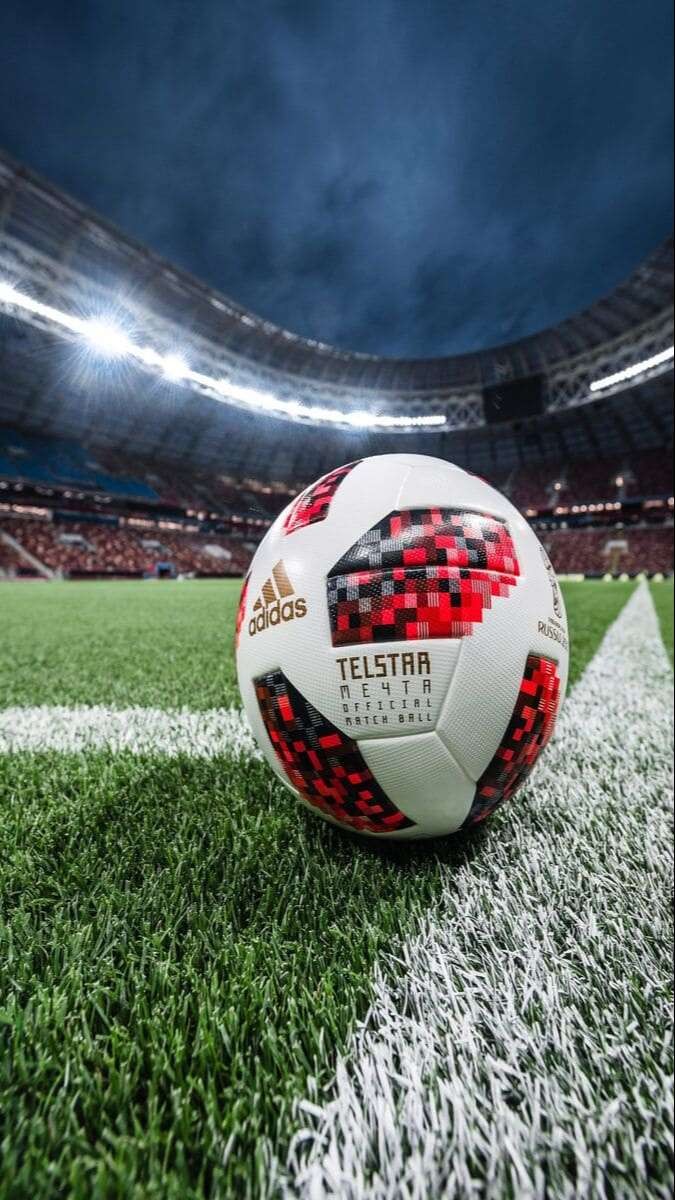 Hình ảnh quả bóng đá 3D với hiệu ứng phản chiếu ánh sáng, tạo vẻ đẹp lấp lánh