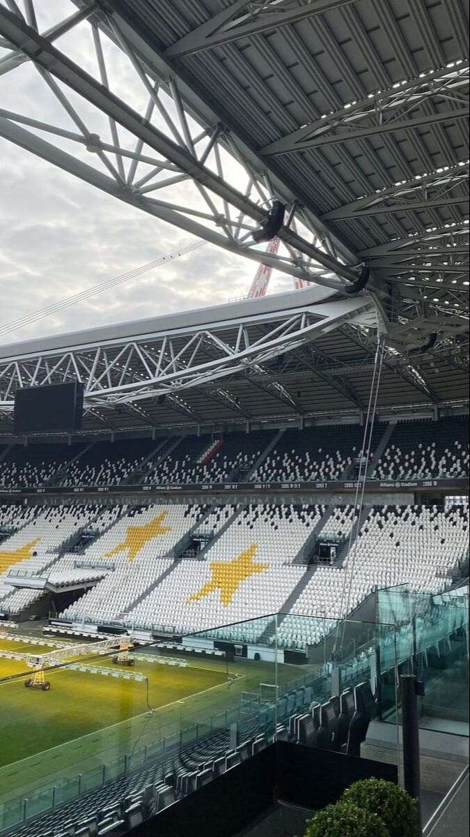 Hình ảnh sân bóng đá từ trên cao, cho thấy kiến trúc độc đáo và quy mô ấn tượng của công trình