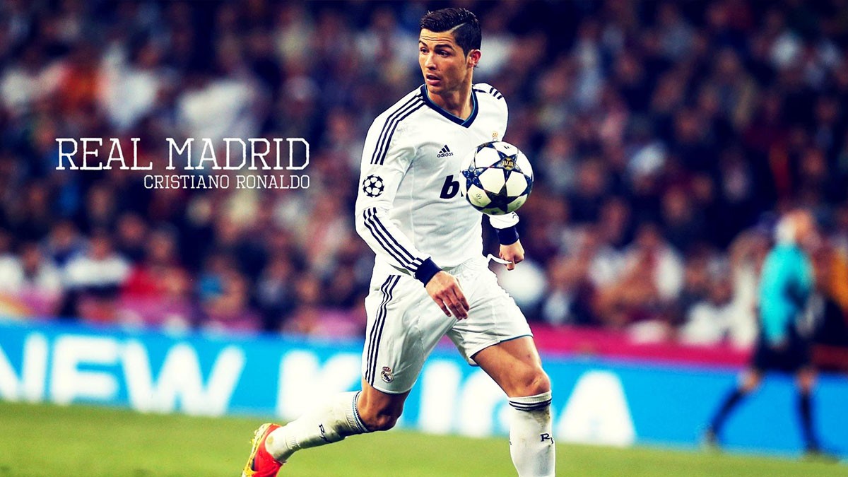 Ronaldo trong trang phục thi đấu với trái bóng