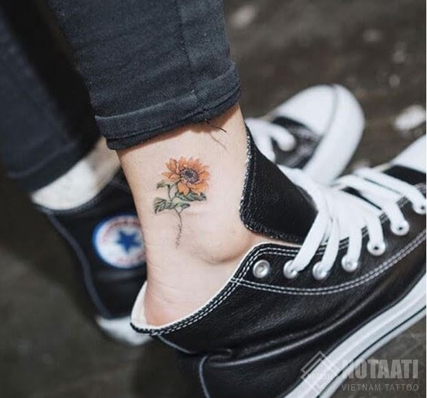 Hình xăm hoa hướng dương ở cổ chân thể hiện người trầm tính