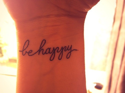 Hình xăm chữ 'Be happy' với sự kết hợp nhiều phông chữ