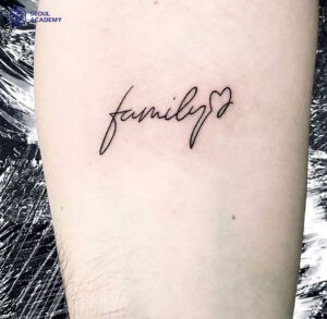 Hình xăm chữ “Family” kết hợp trái tim giúp thể hiện tình cảm với gia đình