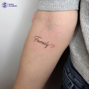 Hình xăm chữ “Family” kết hợp trái tim dành cho nữ