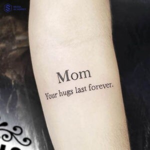 Hình xăm chữ “Mom your hugs last forever” với ý nghĩa “Mẹ ơi những cái ôm của mẹ là mãi mãi”
