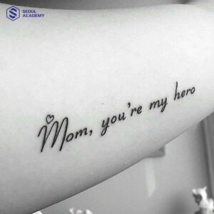 Hình xăm chữ “Mom, you’re my hero” ý nghĩa “Mẹ ơi, mẹ là người hùng của con”