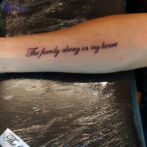 Hình xăm “The family alway in my heart” có ý nghĩa “Gia đình luôn ở trong trái tim tôi”