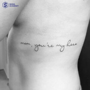 Hình xăm thể hiện tình cảm với mẹ bằng dòng chữ tiếng Anh