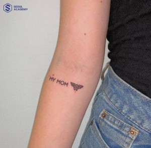 Hình xăm chữ tiếng Anh “My mom”