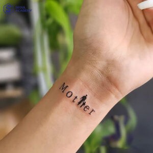 Hình xăm chữ “Mother” kết hợp với hình ảnh mẹ và con cực kỳ ý nghĩa