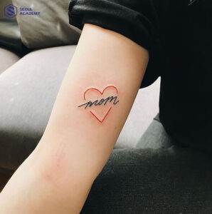 Hình xăm chữ tiếng Anh về mẹ kết hợp với trái tim