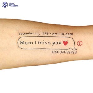Hình xăm chữ “Mom, i miss you” với ý nghĩa “Mẹ ơi, con nhớ mẹ”