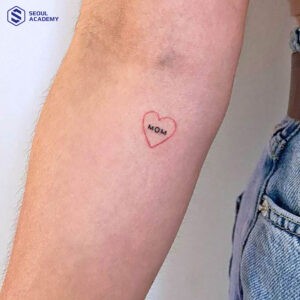 Hình xăm chữ “Mom” được lồng trong trái tim rất ý nghĩa