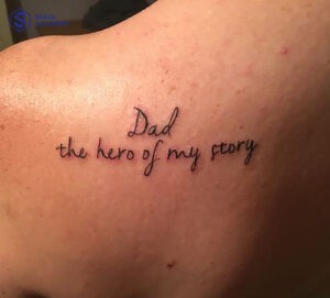 Hình xăm “Dad the hero of my story” mang ý nghĩa “Bố là người hùng trong cuộc đời của tôi”