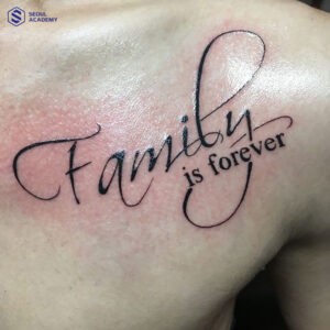 Hình xăm “Family is forever” có ý nghĩa “Gia đình là mãi mãi”