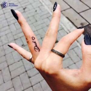 Hình xăm chữ “Dad” kết hợp trái tim ở ngón tay