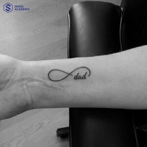 Hình xăm chữ “dad” kết hợp với hình ảnh vô cực vô cùng ý nghĩa