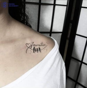 Xăm chữ tiếng Anh kết hợp hình ảnh gia đình chim thể hiện tình cảm với gia đình