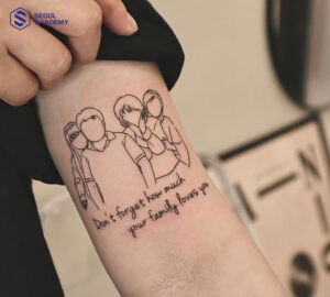 Xăm chữ “Don’t forget how much your family loves you” có ý nghĩa “Đừng bao quên gia đình đã yêu thương bạn như thế nào”