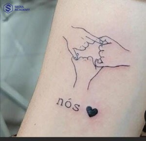 Mẫu xăm chữ kết hợp với hình ảnh liên quan đến gia đình