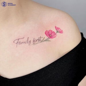 Hình xăm chữ “Family first” có ý nghĩa “Gia đình là trên hết”