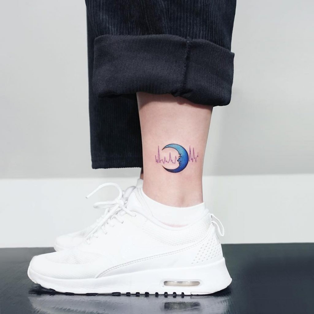 Hình xăm mặt trăng đơn giản nhưng đầy ý nghĩa