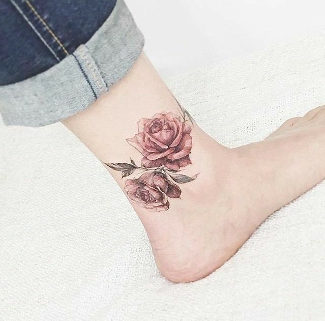 Hình xăm hoa hồng đỏ kinh điển, biểu tượng của tình yêu và sự quyến rũ