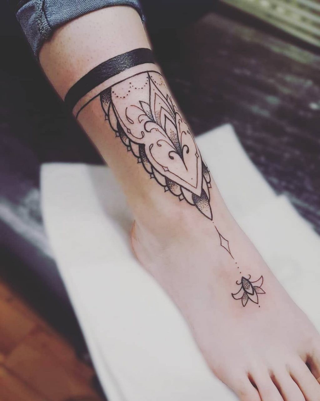 Hình xăm họa tiết Henna độc đáo trên cổ chân