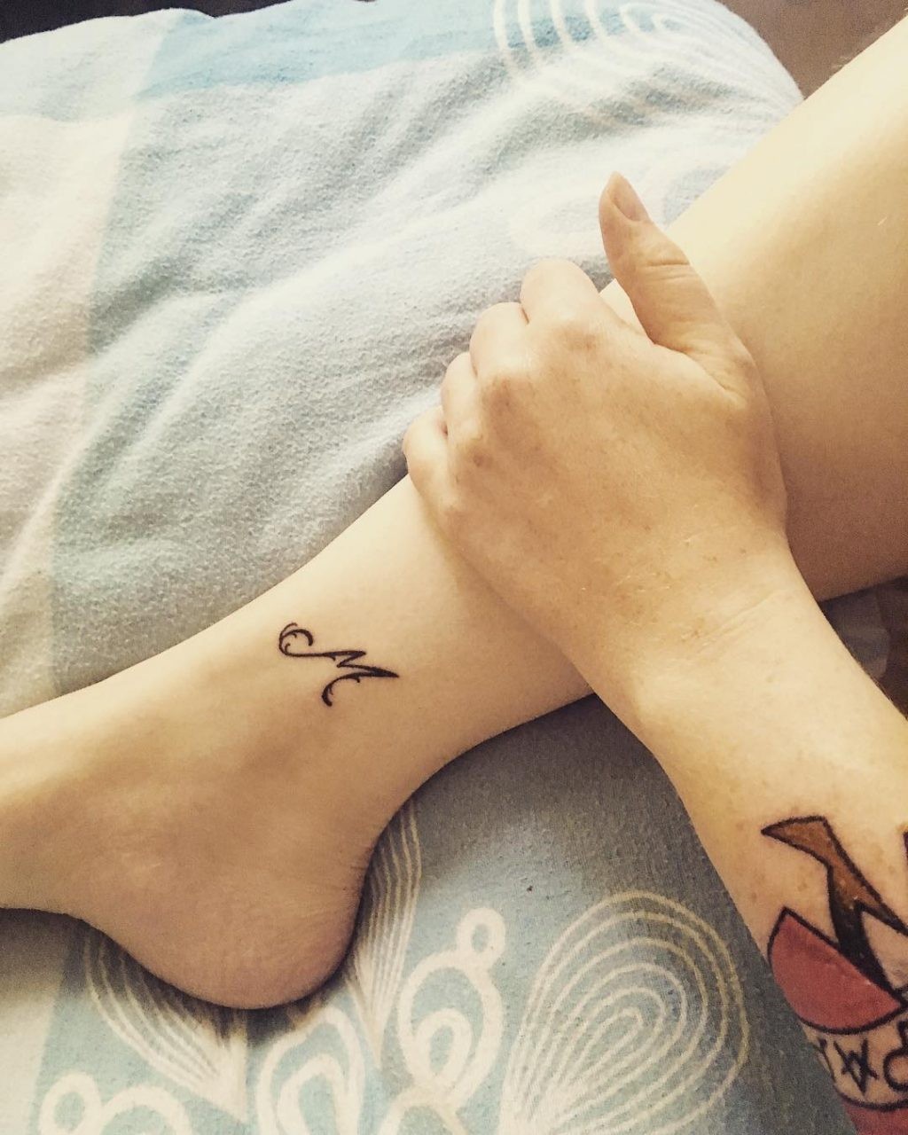 Hình xăm chữ 'M' đầy bí ẩn và cuốn hút