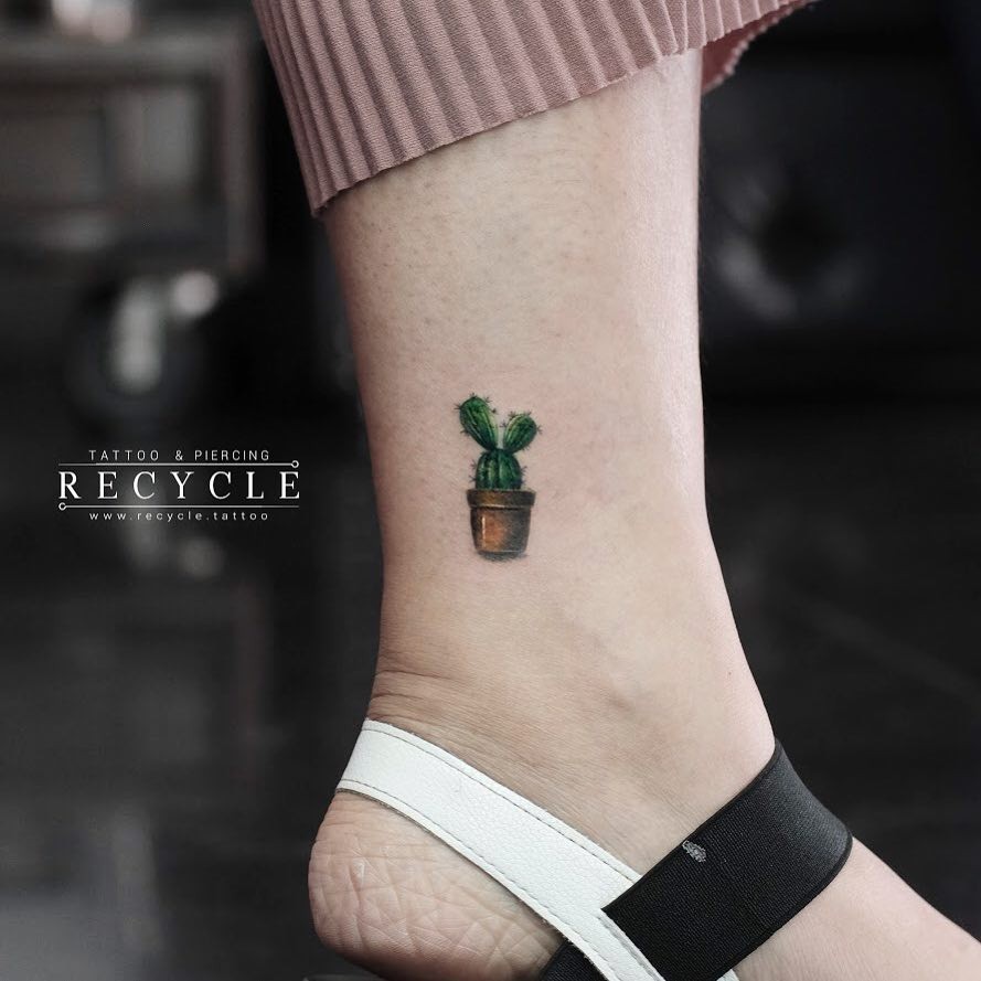 Hình xăm xương rồng nhỏ xinh trên cổ chân