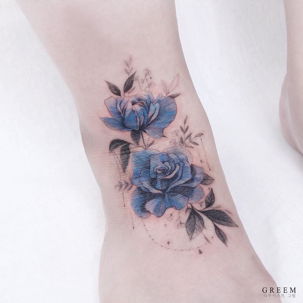 Hình xăm hoa hồng xanh thể hiện sự quý phái và bí ẩn
