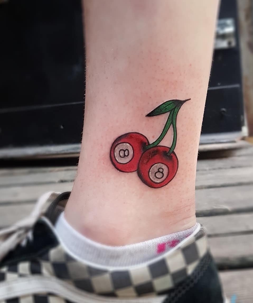 Hình xăm trái cây nhỏ nhắn trên cổ chân