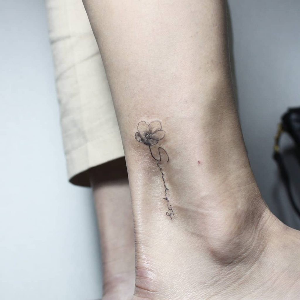 Sự kết hợp tinh tế giữa hoa và chữ trên cổ chân thể hiện nét dịu dàng, quyến rũ